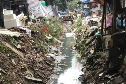 Chủ tịch Hà Nội chỉ đạo xử lý kênh ô nhiễm giữa khu dân cư