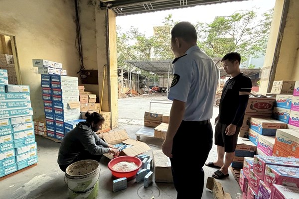 Tiêu hủy hơn 420 sản phẩm dinh dưỡng sữa bột béo và sữa nước nhập lậu