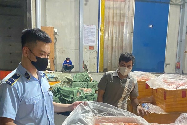  Phát hiện kho đông lạnh chứa hơn 7 tấn trứng non, tràng gà, nầm lợn không rõ nguồn gốc