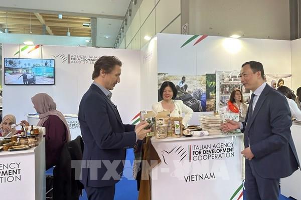 Gian hàng Việt Nam thu hút khách tại Hội chợ trái cây quốc tế Macfrut