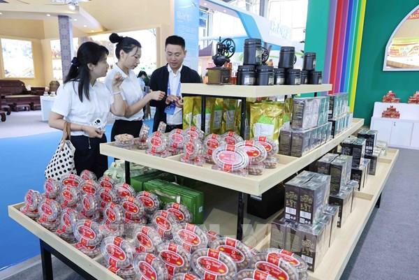 Gian hàng của Việt Nam tại hội chợ RCEP Trung Quốc thu hút khách hàng