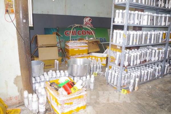 Sản xuất hàng chục nghìn chai nước hoa giả bằng máy đánh trứng