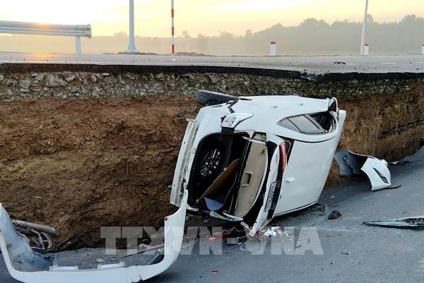 Tây Ninh: Mưa lớn làm sụt lún chân cầu, ô tô rơi xuống hố sâu