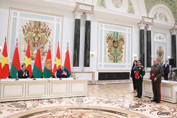 Tổng Bí thư Tô Lâm và Tổng thống Aleksandr chứng kiến lễ ký các văn kiện hợp tác giữa Việt Nam - Belarus