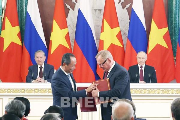 Vietnam Airlines ký hợp tác với Ngân hàng Ngoại thương Nga