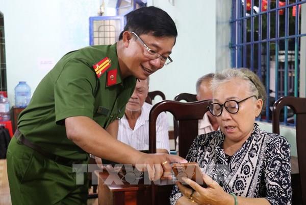 Đi từng ngõ, gõ từng nhà "phủ sóng" VNeID trong 90 ngày cao điểm