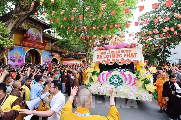 Hình ảnh hàng nghìn phật tử và người dân cung rước xá lợi Đức Phật về Hà Nội