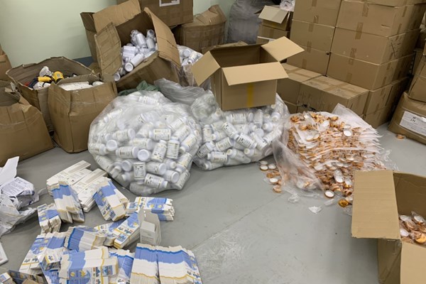 Đường dây thực phẩm chức năng giả: Khởi tố 5 bị can nhận hối lộ