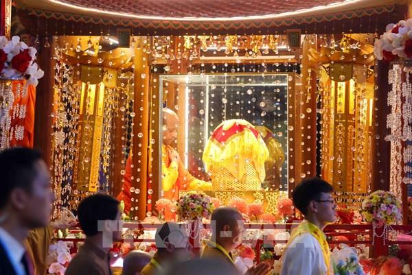 Hàng nghìn phật tử và người dân cung rước xá lợi Đức Phật về Hà Nội