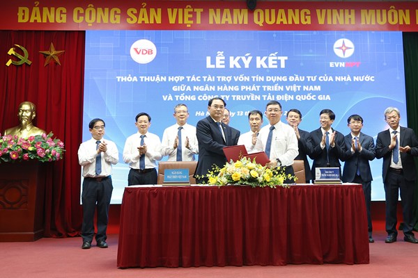 EVNNPT ký thỏa thuận hợp tác tài trợ vốn tín dụng đầu tư của nhà nước với Ngân hàng VDB