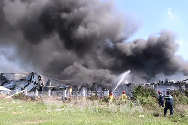 Cháy lớn tại xưởng mút xốp trong khu công nghiệp ở Bình Dương