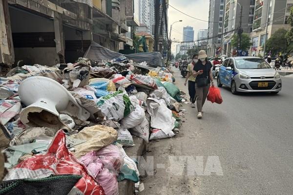 Rác thải xây dựng tràn ngập vỉa hè Hà Nội