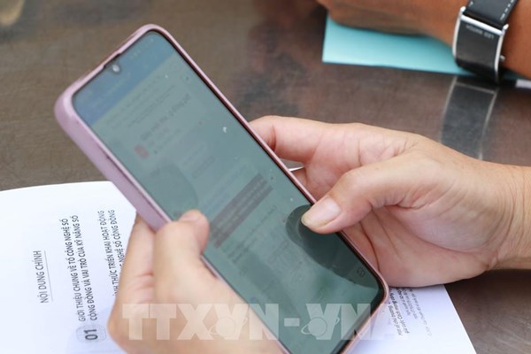 Người cao tuổi tham gia chuyển đổi số và chuyển đổi xanh