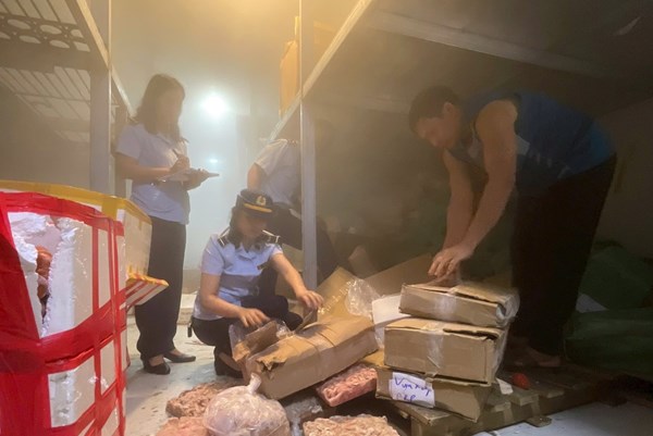Thu giữ hơn 2 tấn thực phẩm không rõ nguồn gốc tại TP Cẩm Phả