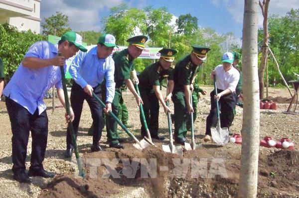 Trồng hơn 5.000 cây xanh ở khu vực biên giới Đắk Lắk