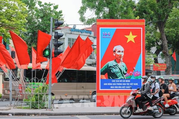 Hà Nội rực rỡ cờ hoa chào mừng 135 năm Ngày sinh Chủ tịch Hồ Chí Minh