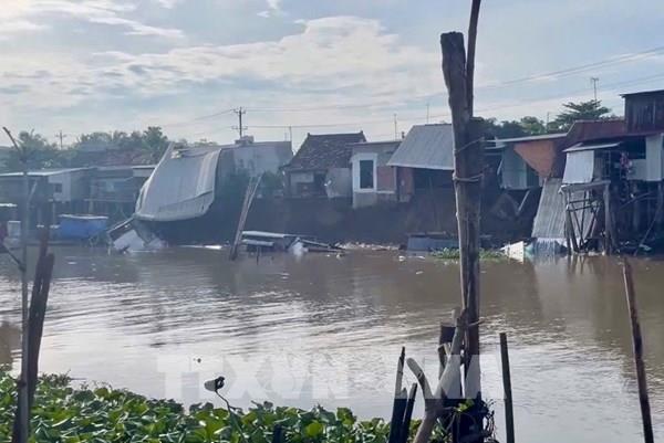 An Giang sạt lở khiến 6 căn nhà rơi xuống rạch ông Chưởng