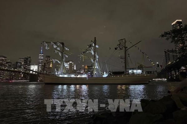 Mỹ: Tàu hải quân Mexico đâm vào cầu Brooklyn ở New York