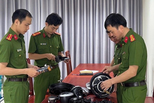 Phá 2 đường dây buôn lậu bình ắc quy và phụ tùng xe điện quy mô lớn