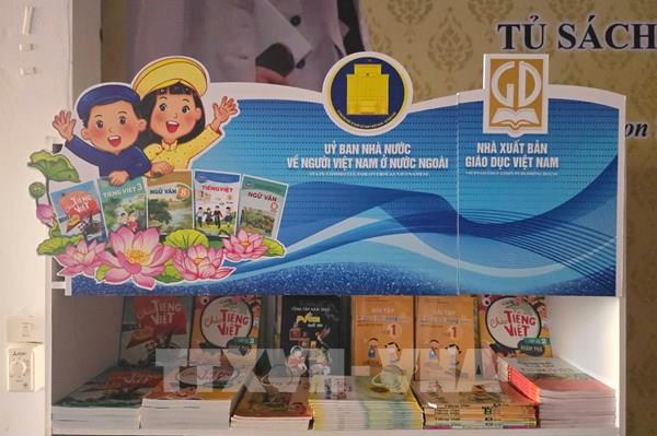 Thân thương Tủ sách tiếng Việt phục vụ cộng đồng tại Thái Lan