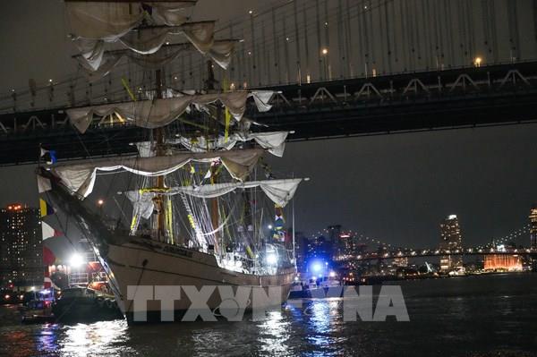 Mỹ điều tra vụ tàu buồm Mexico đâm vào cầu Brooklyn