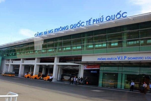 Tạm đình chỉ công tác cán bộ cửa khẩu vì xé thẻ lên máy bay của khách