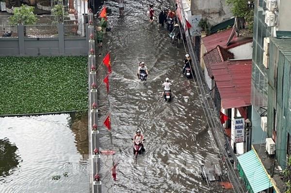 Nhiều tuyến phố ở Hà Nội bị ngập sau mưa dông