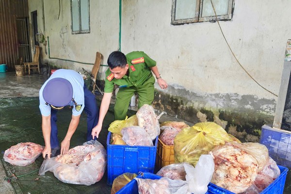 Ngăn chặn trên 3,9 tấn thực phẩm đông lạnh không đảm bảo an toàn thực phẩm  