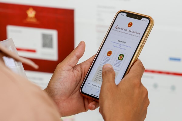 Nhiều thuận lợi khi sang tên, cấp đổi biển số xe qua ứng dụng VNeID