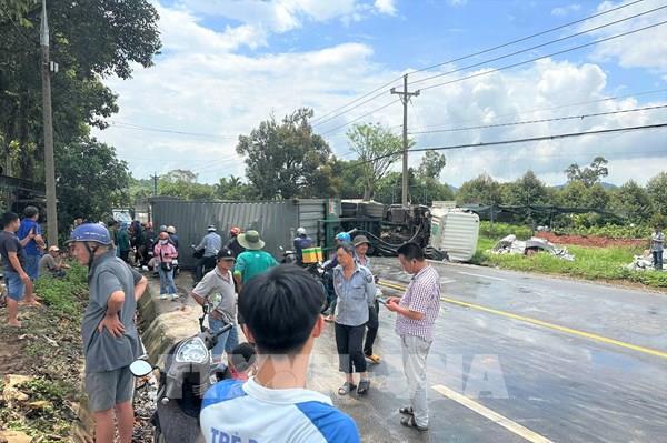 Lâm Đồng: Quốc lộ 20 ách tắc hai chiều do xe container lật ngang đường