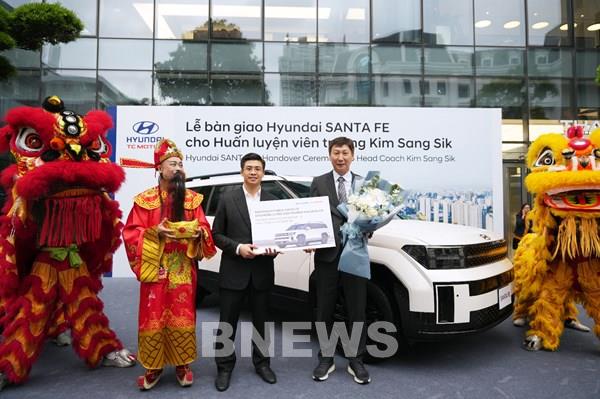 Hyundai Thành Công bàn giao xe cho HLV Kim Sang-sik
