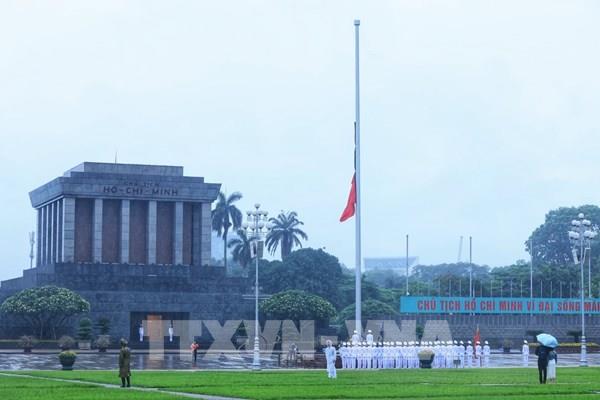 Lễ treo cờ rủ Quốc tang nguyên Chủ tịch nước Trần Đức Lương tại Quảng trường Ba Đình