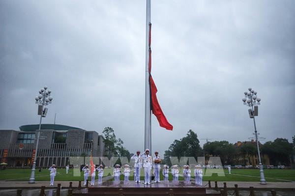 Treo cờ rủ Lễ Quốc tang nguyên Chủ tịch nước Trần Đức Lương