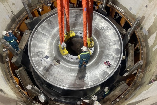 Hạ đặt thành công bánh xe công tác 110 tấn tại dự án Thủy điện Hòa Bình Mở Rộng