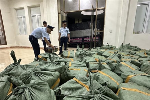 Lào Cai phát hiện lô hàng thực phẩm không rõ nguồn gốc xuất xứ