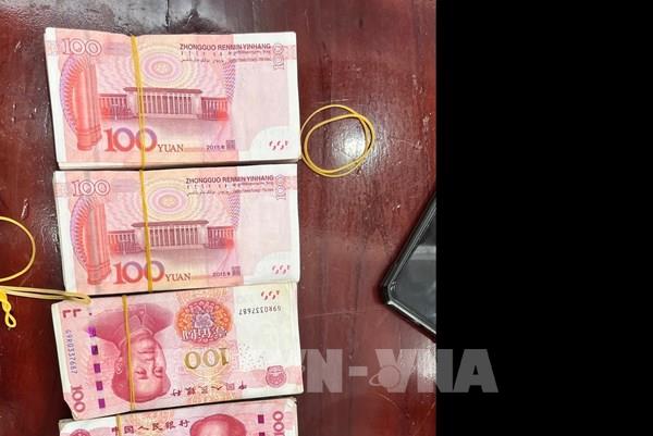 Bắt giữ nhóm đối tượng vận chuyển trái phép số lượng lớn ngoại tệ qua biên giới
