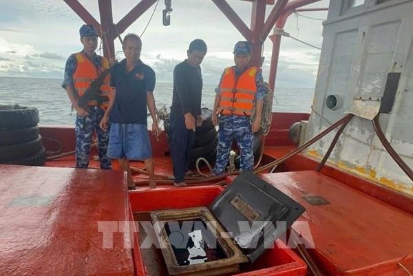 Liên tục phát hiện, bắt giữ tàu cá vận chuyển trái phép dầu Diesel trên biển