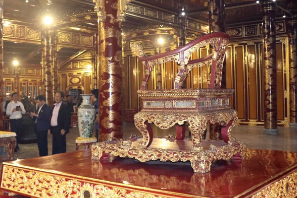 Huế: Đưa ngai vàng ở Điện Thái Hòa tạm thời vào bảo quản ở kho cổ vật