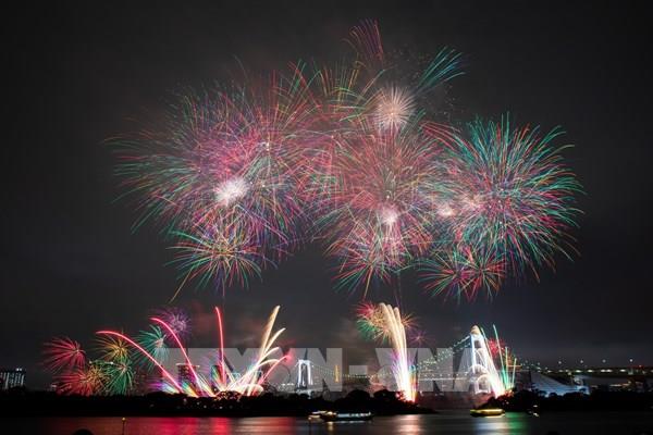 Lung linh sắc màu pháo hoa tại Tokyo