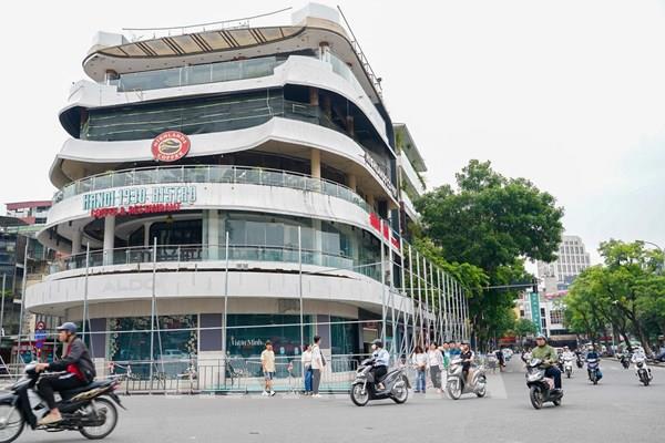 Bắt đầu quây rào, tiến hành phá dỡ Tòa nhà “Hàm cá mập” 