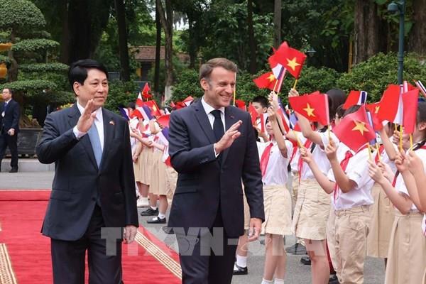 Chủ tịch nước Lương Cường chủ trì lễ đón cấp Nhà nước Tổng thống Cộng hòa Pháp