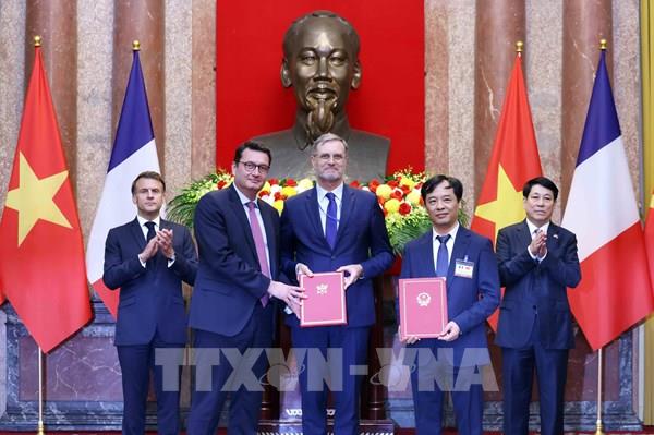 Chủ tịch nước Lương Cường và Tổng thống Pháp Emmanuel Macron chứng kiến lễ trao văn kiện hợp tác