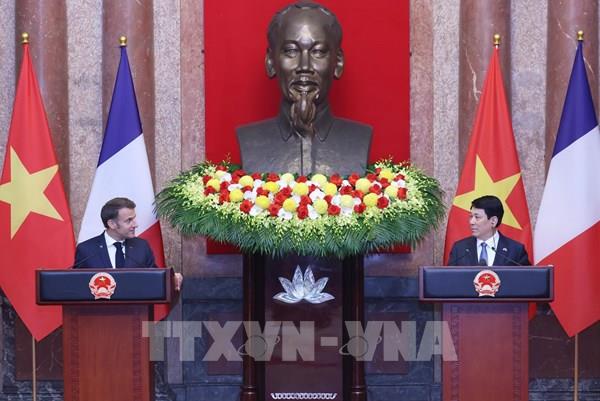 Chủ tịch nước Lương Cường và Tổng thống Pháp Emmanuel Macron gặp gỡ báo chí