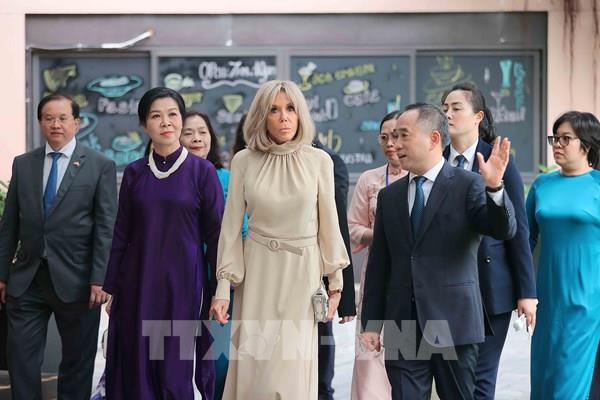 Phu nhân Tổng Bí thư và Phu nhân Tổng thống Pháp thăm Bảo tàng Mỹ thuật Việt Nam