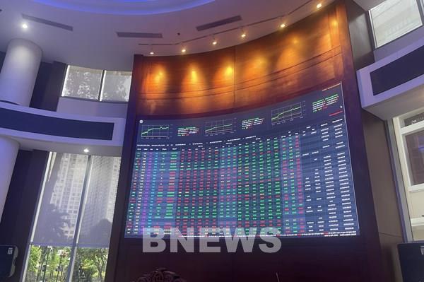 Chứng khoán hôm nay 26/5: 4 doanh nghiệp giao dịch cổ phiếu số lượng lớn