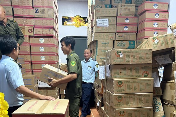 Phát hiện điểm tập kết chứa gần 12.000 lon sữa không rõ nguồn gốc