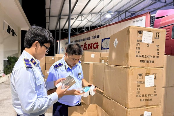 Tạm giữ hàng chục nghìn thiết bị điện tử và đồ gia dụng không có nhãn phụ