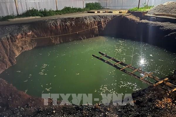 Tìm kiếm nạn nhân rơi xuống hố sụt lún trên Quốc lộ 3B