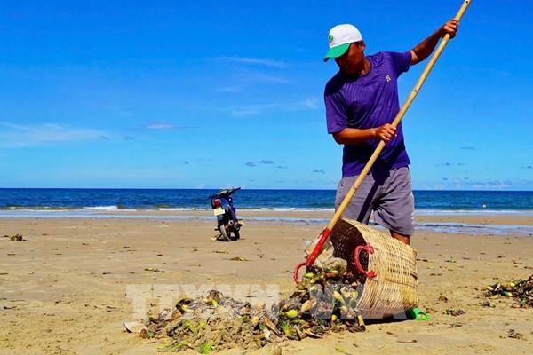 Rác thải tràn vào các bãi biển thành phố Vũng Tàu
