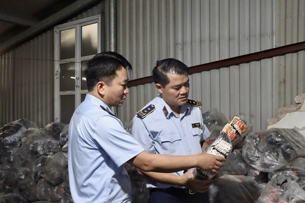 Phát hiện lượng lớn tất chân có dấu hiệu giả xuất xứ